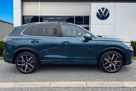 DK25ZKO Volkswagen Tiguan 2.0 TDI R-Line 5dr DSG ⭐Driver assistance package IQ lights, Info Package p Thumbnail #4