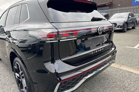 Volkswagen Tiguan 2.0 TDI R-Line DSG Euro 6 (s/s) 5dr Thumbnail #8