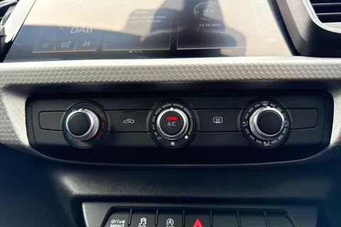 PX23OLJ Audi A1 Black Edition 30 TFSI 110 PS S tronic Thumbnail #23