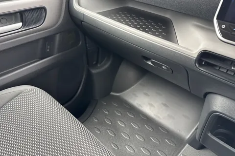 19 of 55 for Volkswagen Cargo Commerce SWB 286 PS 77 kWh - Delivery Mileage