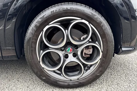 SV73GHJ Alfa Romeo Tonale 1.3 VGT 15.5kWh Ti Auto Q4 AWD Euro 6 5dr Thumbnail #11