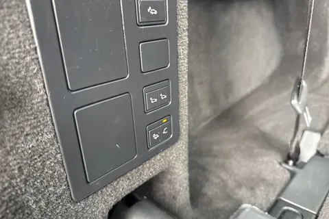 28 of 62 for LAND ROVER DISCOVERY 3.0 TD6 SE 5dr Auto