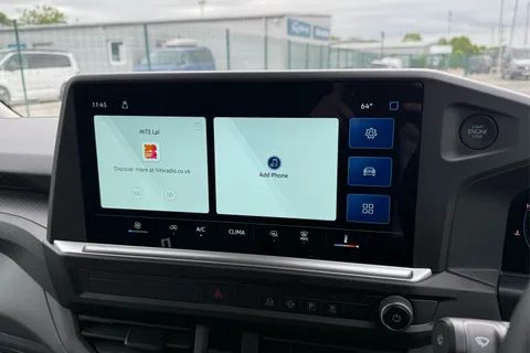 DG25EEU Volkswagen Transporter 2.0 TDI 150 Commerce Plus Van Thumbnail #17