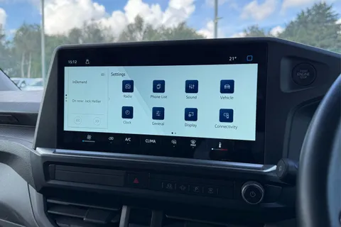 DG25EYJ Volkswagen Transporter 2.0 TDI 150 Commerce Plus Van Thumbnail #41