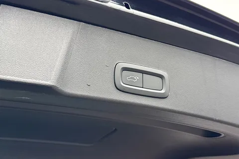 CV72KVP Volvo Xc40 2.0 B3 MHEV Core DCT Auto Euro 6 (s/s) 5dr Thumbnail #33