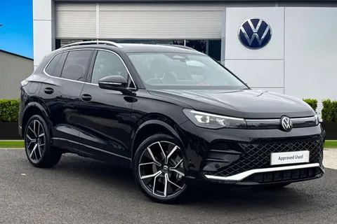 KP25FDC Volkswagen Tiguan 2.0 TDI R-Line 5dr DSG, **IQ LIGHT, INFOTAINMENT PACK** Thumbnail #2