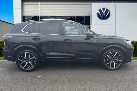 KP25FDC Volkswagen Tiguan 2.0 TDI R-Line 5dr DSG, **IQ LIGHT, INFOTAINMENT PACK** Thumbnail #4