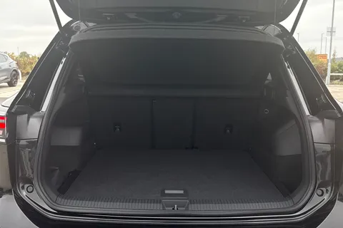 KP25FDC Volkswagen Tiguan 2.0 TDI R-Line 5dr DSG, **IQ LIGHT, INFOTAINMENT PACK** Thumbnail #7