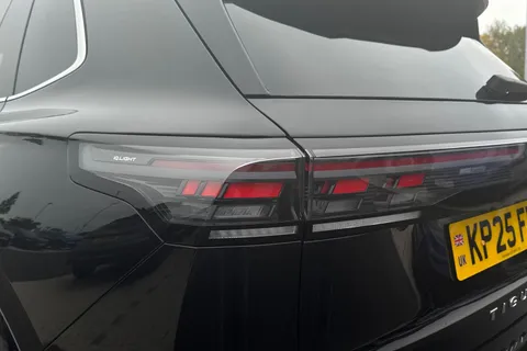 KP25FDC Volkswagen Tiguan 2.0 TDI R-Line 5dr DSG, **IQ LIGHT, INFOTAINMENT PACK** Thumbnail #8