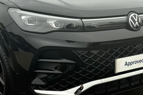 KP25FDC Volkswagen Tiguan 2.0 TDI R-Line 5dr DSG, **IQ LIGHT, INFOTAINMENT PACK** Thumbnail #9