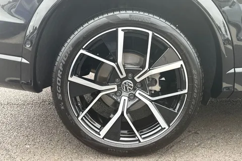 KP25FDC Volkswagen Tiguan 2.0 TDI R-Line 5dr DSG, **IQ LIGHT, INFOTAINMENT PACK** Thumbnail #10