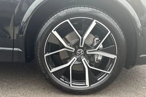 KP25FDC Volkswagen Tiguan 2.0 TDI R-Line 5dr DSG, **IQ LIGHT, INFOTAINMENT PACK** Thumbnail #11