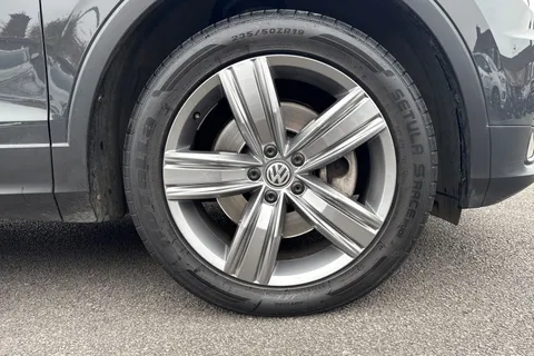 PE19ULX Volkswagen Tiguan 2.0 TDI SEL DSG 4Motion Euro 6 (s/s) 5dr Thumbnail #7