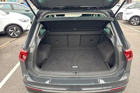 PE19ULX Volkswagen Tiguan 2.0 TDI SEL DSG 4Motion Euro 6 (s/s) 5dr Thumbnail #10