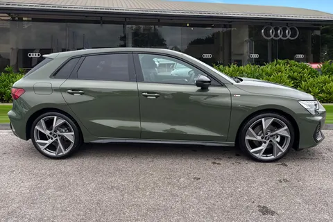 Audi A3 1.5 TFSI Black Edition Sportback Euro 6 (s/s) 5dr Thumbnail #4