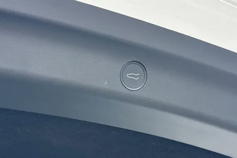 MA72YVG Tesla Model Y (Dual Motor) Long Range Auto 4WDE 5dr Thumbnail #31