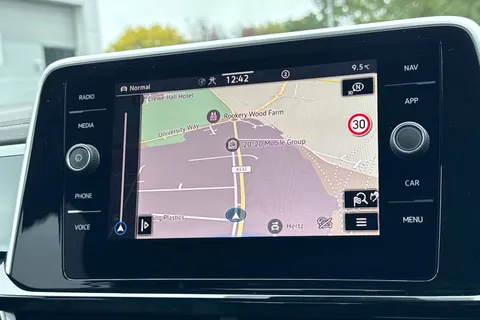 DK25ZLN Volkswagen T-Roc 2.0 TDI 150 EVO R-Line 5dr DSG | Heated Seats | App Connect Thumbnail #18