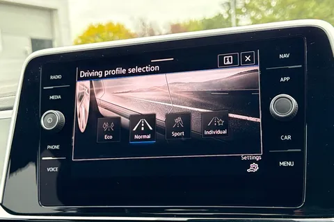 DK25ZLN Volkswagen T-Roc 2.0 TDI 150 EVO R-Line 5dr DSG | Heated Seats | App Connect Thumbnail #35