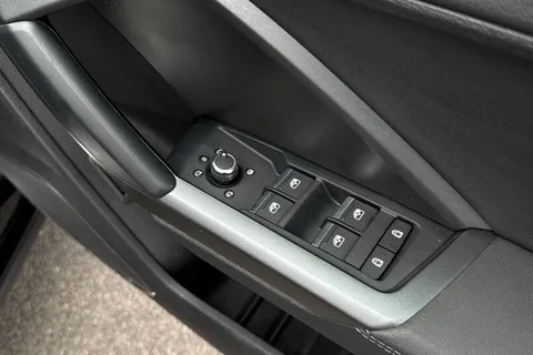 YY20UEJ Audi Q3 1.5 TFSI CoD 35 S line Euro 6 (s/s) 5dr Thumbnail #19