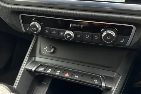 YY20UEJ Audi Q3 1.5 TFSI CoD 35 S line Euro 6 (s/s) 5dr Thumbnail #20