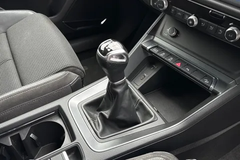 YY20UEJ Audi Q3 1.5 TFSI CoD 35 S line Euro 6 (s/s) 5dr Thumbnail #21