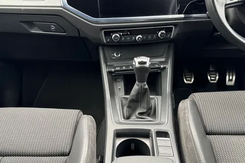 YY20UEJ Audi Q3 1.5 TFSI CoD 35 S line Euro 6 (s/s) 5dr Thumbnail #38