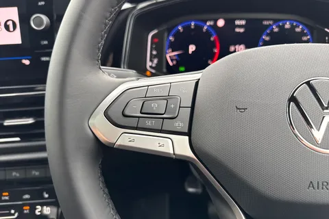  Volkswagen T-Roc 1.5 TSI Style Design DSG Euro 6 (s/s) 5dr Thumbnail #45