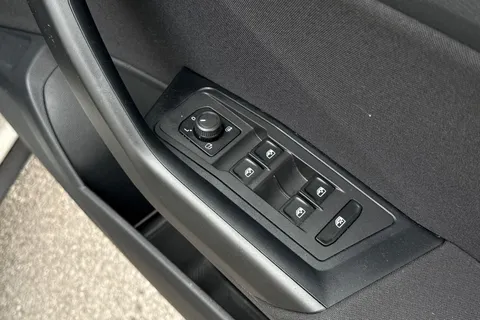 SV72VXC Volkswagen T-Roc 1.0 TSI Life Euro 6 (s/s) 5dr Thumbnail #19