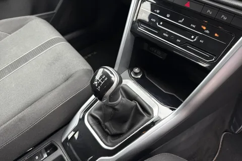 SV72VXC Volkswagen T-Roc 1.0 TSI Life Euro 6 (s/s) 5dr Thumbnail #21