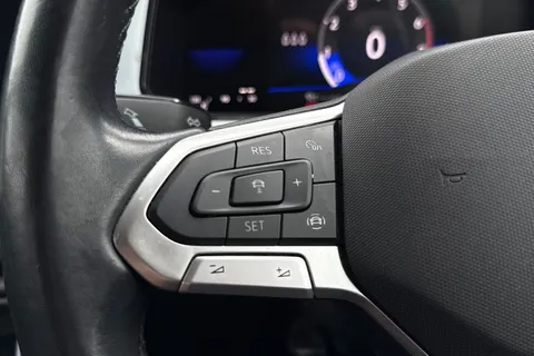 SV72VXC Volkswagen T-Roc 1.0 TSI Life Euro 6 (s/s) 5dr Thumbnail #37