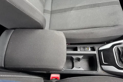 SV72VXC Volkswagen T-Roc 1.0 TSI Life Euro 6 (s/s) 5dr Thumbnail #48