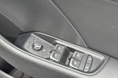 SR18OYV Audi S3 2.0 TFSI Black Edition Sportback S Tronic quattro Euro 6 (s/s) 5dr Thumbnail #40