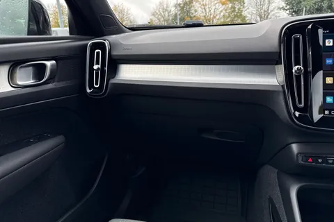 KR72XLJ Volvo Xc40 2.0 B3 MHEV Plus DCT Auto Euro 6 (s/s) 5dr Thumbnail #21