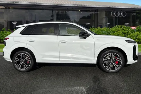  Audi Q3 2.0 TFSI Launch Edition S Tronic quattro Euro 6 (s/s) 5dr Thumbnail #4