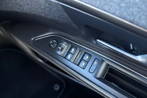 42 of 64 for PEUGEOT 3008 1.2 PureTech GT Line 5dr