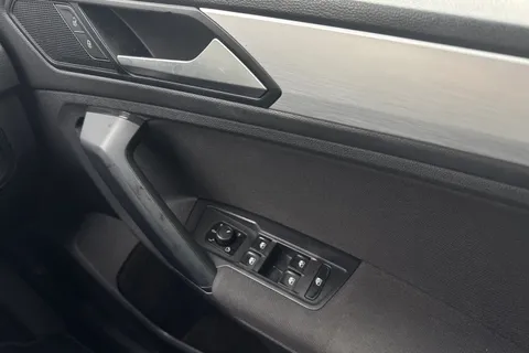 DY69WRU Volkswagen Tiguan 1.5 TSI EVO Match DSG Euro 6 (s/s) 5dr Thumbnail #19