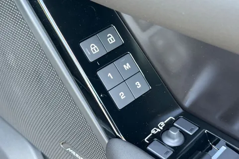  Land Rover Range Rover Velar 2.0 D200 MHEV Dynamic SE Auto 4WD Euro 6 (s/s) 5dr Thumbnail #32