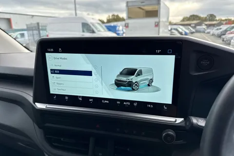 CX25LLP Volkswagen E-Transporter 100kW 65kWh Commerce Pro Van Auto Thumbnail #37