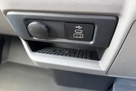 CX25LLP Volkswagen E-Transporter 100kW 65kWh Commerce Pro Van Auto Thumbnail #44