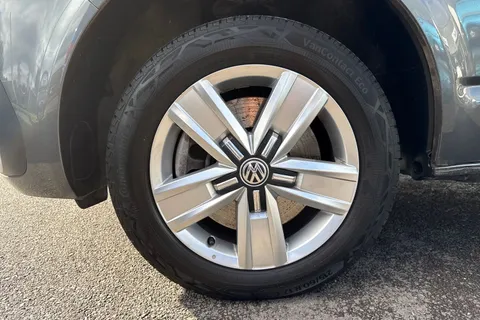 CX74LWU Volkswagen Transporter 2.0 TDI 150 Highline Kombi Van Thumbnail #12