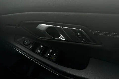 DF70KRD BMW 3 Series 2.0 320d MHT M Sport Auto Euro 6 (s/s) 4dr Thumbnail #19