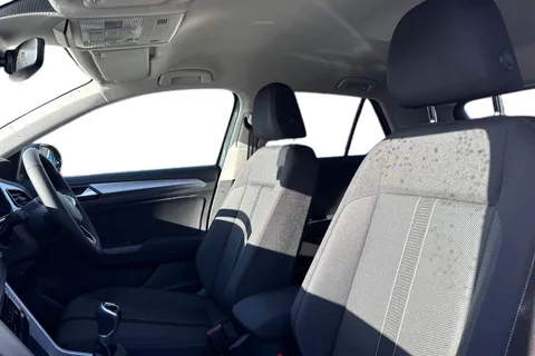  Volkswagen T-Roc 1.5 TSI Match Euro 6 (s/s) 5dr Thumbnail #16