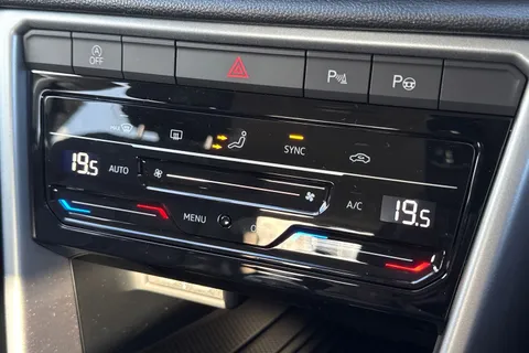  Volkswagen T-Roc 1.5 TSI Match Euro 6 (s/s) 5dr Thumbnail #22