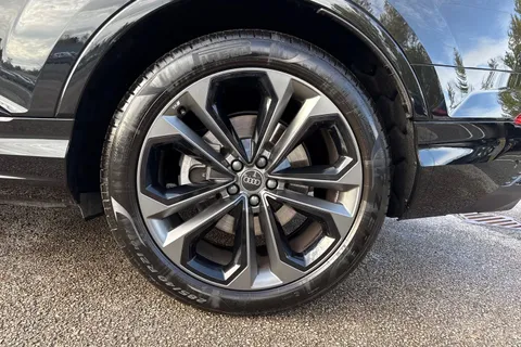 13 of 56 for AUDI Q7 55 TFSI Quattro Black Edition 5dr Tiptronic