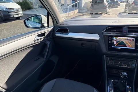 DU20RYF Volkswagen Tiguan 1.5 TSI EVO Match Euro 6 (s/s) 5dr Thumbnail #21