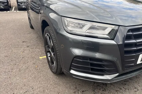 LV20LRO Audi Q5 2.0 TFSIe 50 Black Edition S Tronic quattro Euro 6 (s/s) 5dr 14.1kWh Thumbnail #18