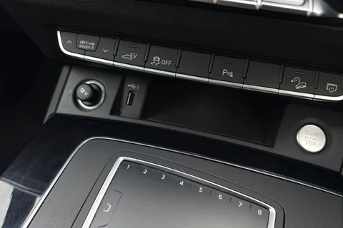 LV20LRO Audi Q5 2.0 TFSIe 50 Black Edition S Tronic quattro Euro 6 (s/s) 5dr 14.1kWh Thumbnail #36