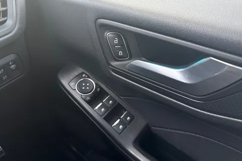 YR22LHL Ford Kuga 2.5 Duratec 14.4kWh ST-Line X Edition CVT Euro 6 (s/s) 5dr Thumbnail #19