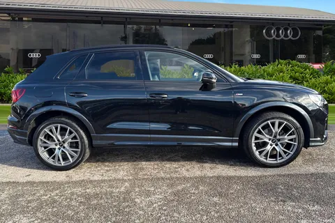 DG24FHV Audi Q3 Black Edition 35 TFSI 150 PS S tronic Thumbnail #4