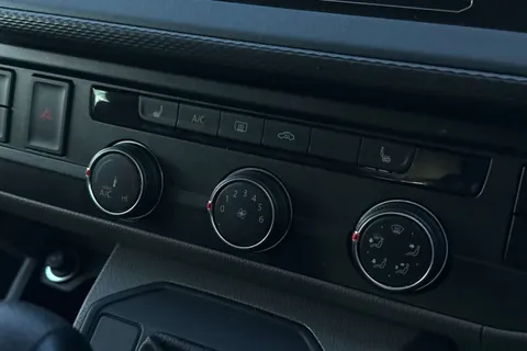 DC24GPE Volkswagen Transporter 2.0 TDI 150 Highline Kombi Van DSG Thumbnail #23